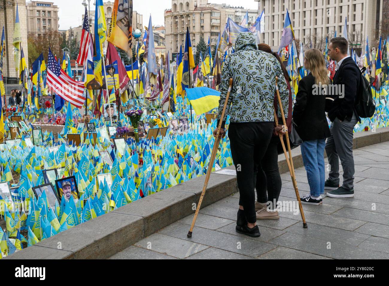KIEV, UCRAINA - 01 SETTEMBRE 2024 - le persone si trovano al "prato della memoria nazionale" coperto di bandiere con i nomi degli eroi caduti durante un minuto di silenzio a livello nazionale in memoria dei soldati morti nel giorno dei difensori dell'Ucraina, in piazza Maidan Nezalezhnosti, Kiev, capitale dell'Ucraina Foto Stock