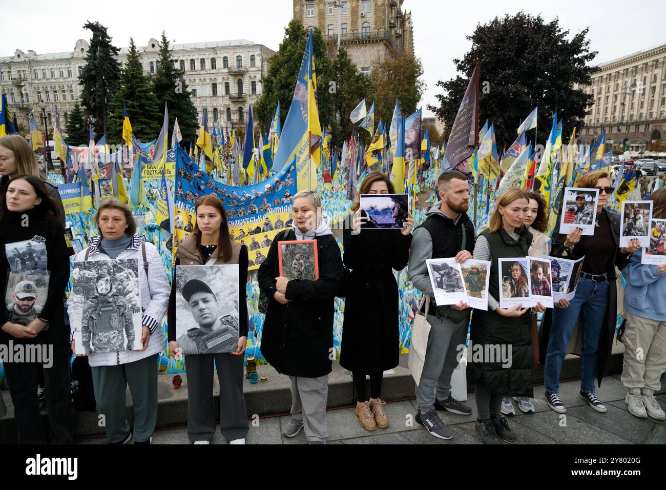 KIEV, UCRAINA - 01 SETTEMBRE 2024 - persone hanno un cartello sul "prato della memoria nazionale" coperto di bandiere con i nomi degli eroi caduti durante un minuto di silenzio a livello nazionale in memoria dei soldati morti nel giorno dei difensori dell'Ucraina, in piazza Maidan Nezalezhnosti, Kiev, capitale dell'Ucraina Foto Stock