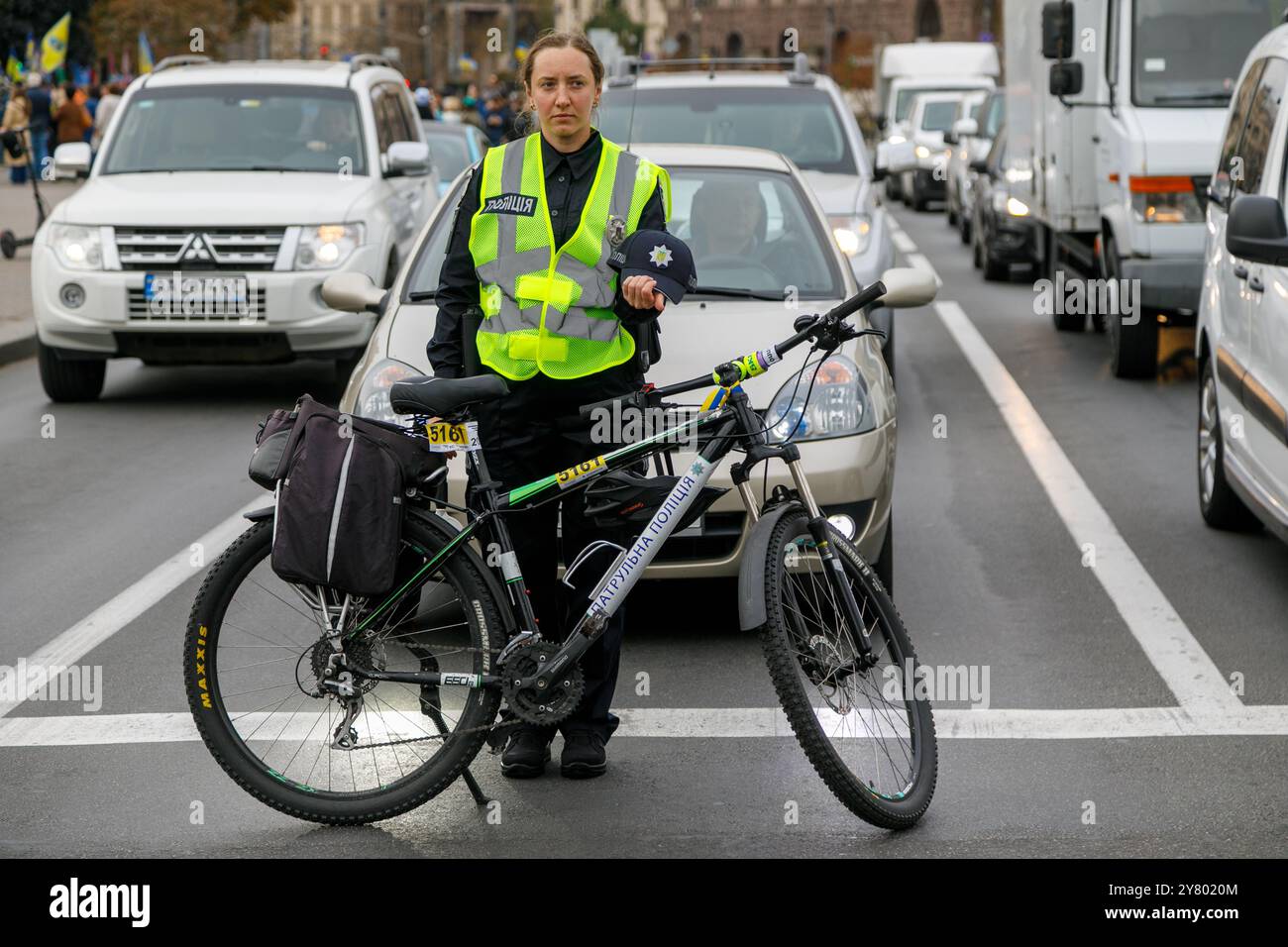 KIEV, UCRAINA - 1 SETTEMBRE 2024 - Una poliziotta con una bicicletta partecipa a un minuto di silenzio nazionale in memoria dei soldati morti nel giorno dei difensori dell'Ucraina, in piazza Maidan Nezalezhnosti, Kiev, capitale dell'Ucraina Foto Stock