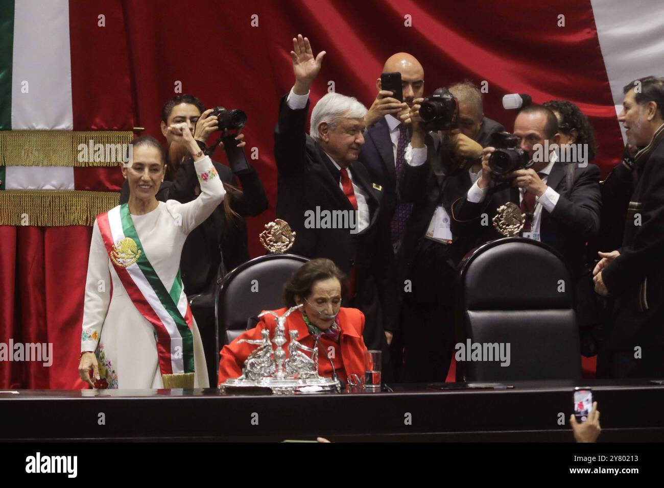 Inaugurazione della Claudia Sheinbaum prima donna del Messico L-R Presidente entrante del Messico Claudia Sheinbaum Pardo, Presidente della camera dei deputati Ifigenia Martinez e Presidente uscente AndrÃ S Manuel Lopez Obrador durante la cerimonia di inaugurazione al Congresso dell'Unione. Il 1° ottobre 2024 a città del Messico, Messico. Foto di Carlos Santiago/ Eyepix Group città del Messico CDMX Messico Copyright: XIanxRoblesx Foto Stock