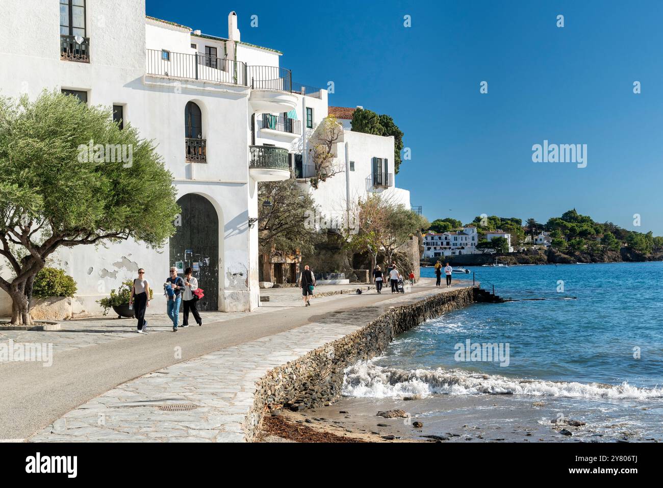 Spagna, Cadaqués: Vista del villaggio situato sulla penisola di Cap de Creus sulle rive del Mar Mediterraneo, Costa Brava, Catalogna. I turisti lo sanno Foto Stock