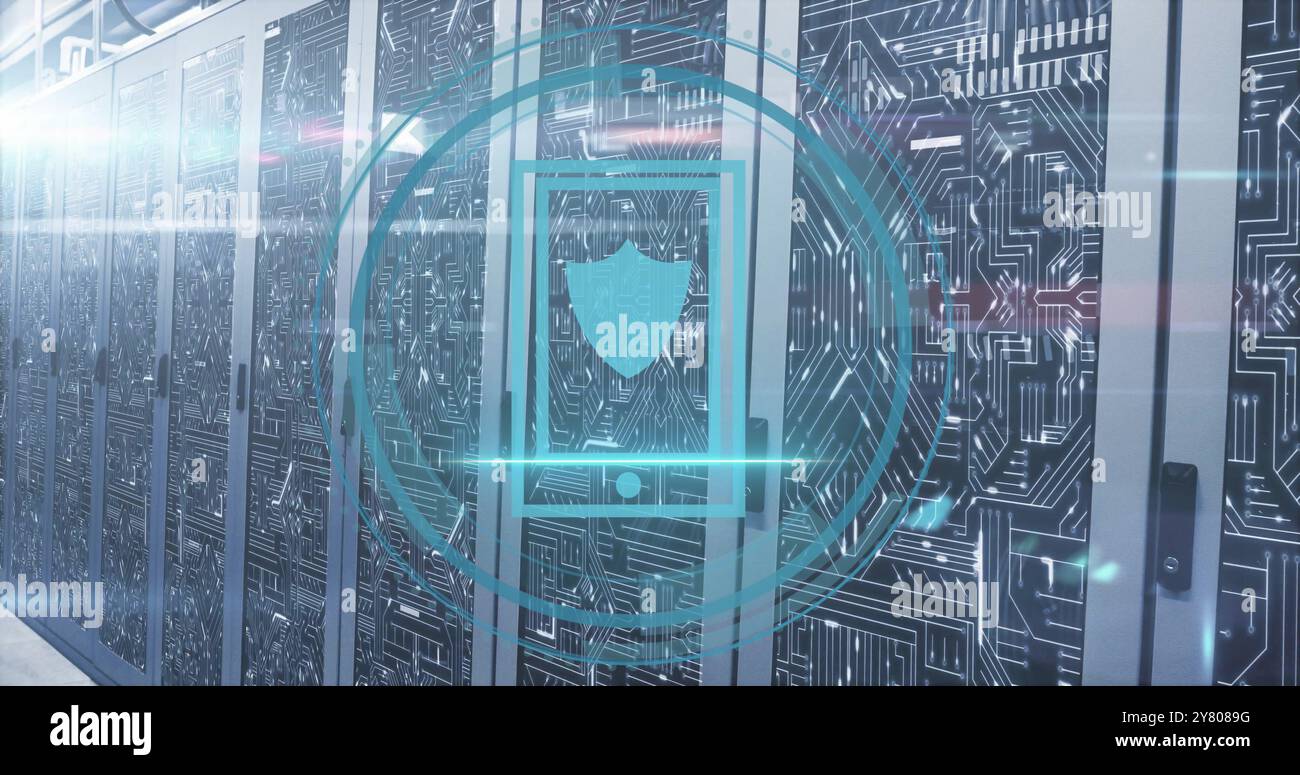 Immagine dell'icona dello scudo e dell'elaborazione dei dati digitali sui server dei computer Foto Stock