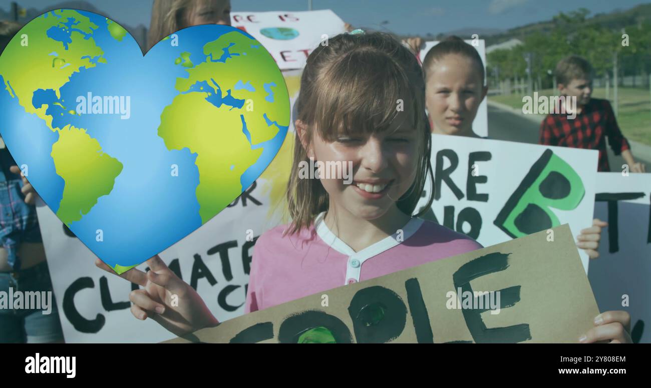 Immagine della terra a forma di cuore sui bambini caucasici con i segni del cambiamento climatico durante la marcia di protesta Foto Stock