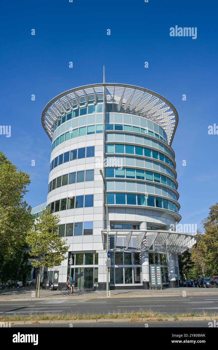 Büro- und Geschäftshaus am Kurfürstendamm 119 Ecke Bornstedter Straße von Architekt Helmut Jahn , Charlottenburg-Wilmersdorf, Berlino, Deutschland Foto Stock