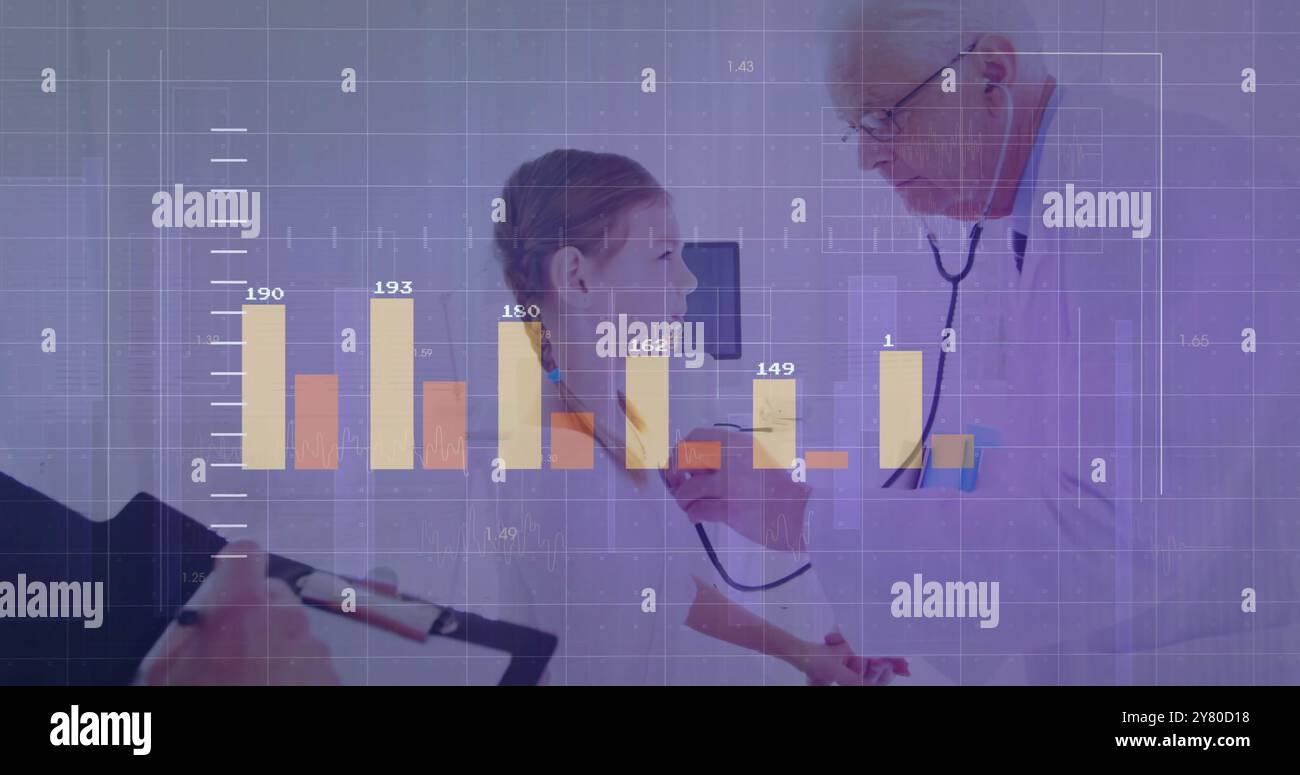 Immagine di elaborazione dei dati finanziari su medico maschile caucasico con paziente ragazza Foto Stock