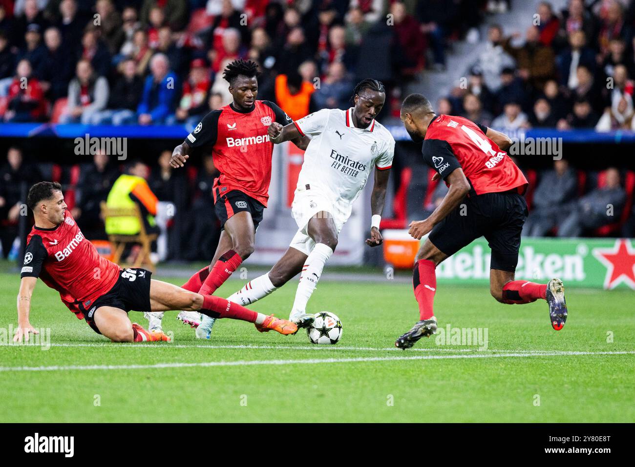 Leverkusen, BayArena, 01.10.2024: Granit Xhaka di Leverkusen (L) e Jonathan Tah di Leverkusen sfidano Tammy Abraham di Mailand durante la Champions League Spiel Bayer 04 Leverkusen vs. AC Mailand. Foto Stock