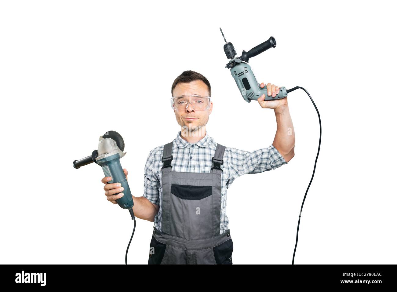 Ritratto di un Handyman che tiene gli utensili elettrici isolati sul bianco Foto Stock