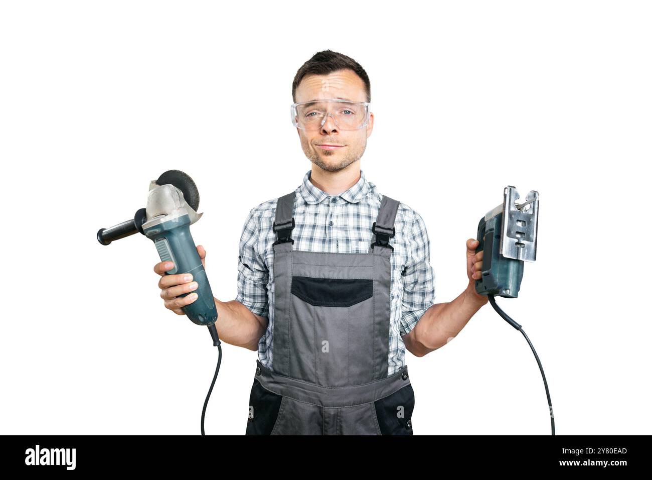 Ritratto di un lavoratore che tiene gli utensili elettrici isolati su bianco Foto Stock