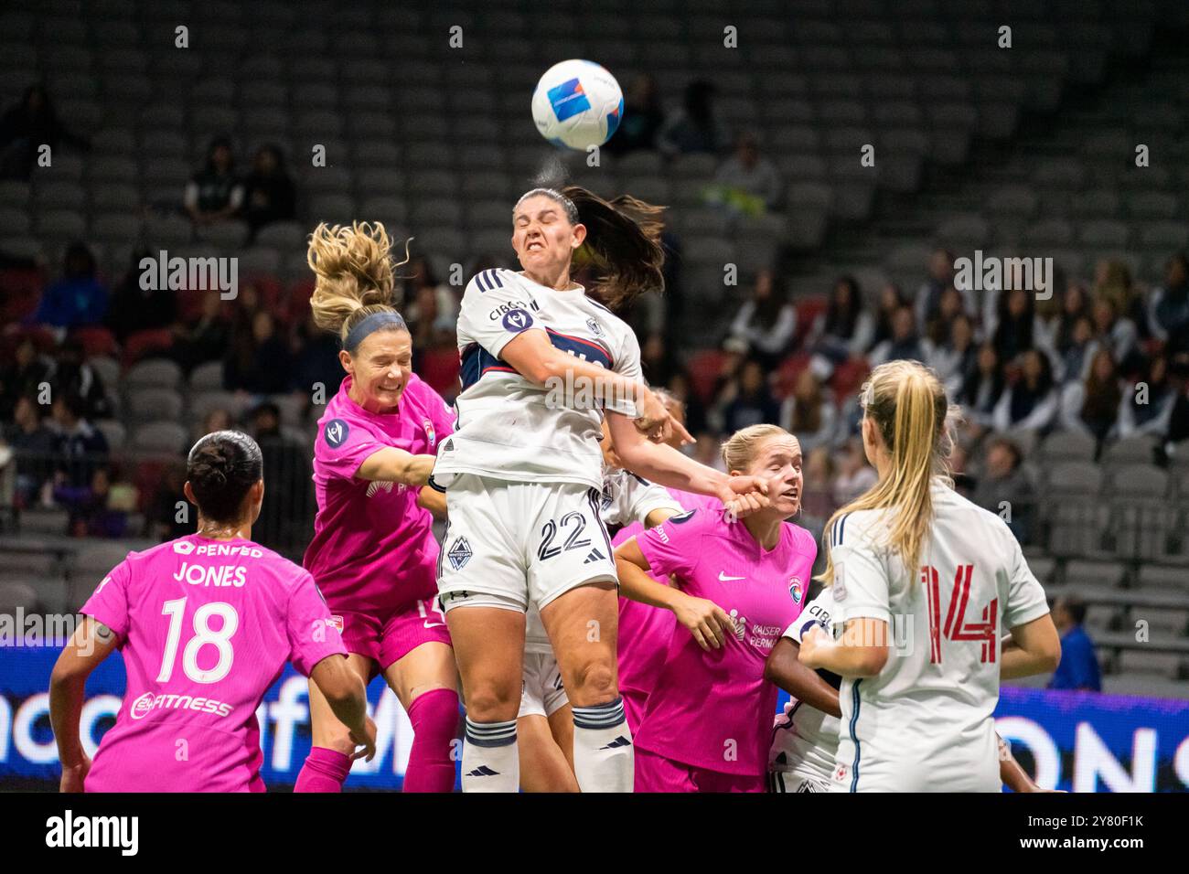 Vancouver, Canada. 1 ottobre 2024. Vancouver, British Columbia, Canada, 1 ottobre 2024: Jessica De Filippo (22 Vancouver Whitecaps FC Girls Elite) salta per un colpo di testa durante la partita a gironi della CONCACAF W Champions Cup tra Vancouver Whitecaps FC Girls Elite e San Diego Wave al BC Place Stadium di Vancouver, British Columbia, Canada (SOLO USO EDITORIALE). (Amy Elle/SPP) credito: SPP Sport Press Photo. /Alamy Live News Foto Stock
