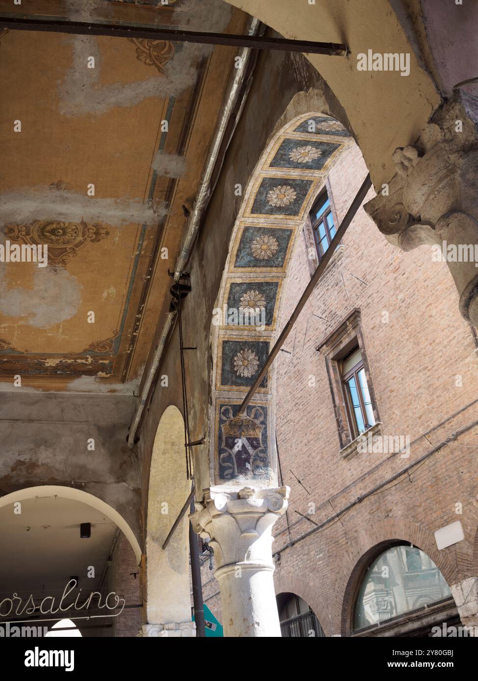 Mantova, Italia 30 settembre 2024 dettaglio architettonico di una galleria affrescata con colonna in marmo, nel centro storico di mantova Foto Stock