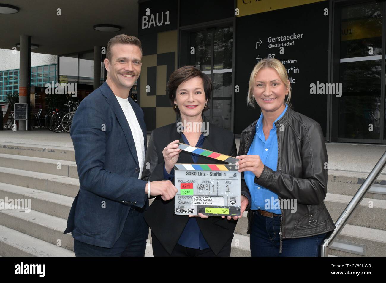 Setbesuch zur Fernsehserie SOKO Linz , des ORF/ZDF, in der alten Tabakfabrik, fotografiert am 30.09.2024. - Das Bild zeigt v.l.n.r.: Schauspieler Michael Steinocher, Schauspielerin Katharina Stemberger und Schauspielerin Angelika Niedetzky mit Filmklappe 2024 - Setbesuch zur Fernsehserie SOKO Linz , des ORF/ZDF, in der alten Tabakfabrik, am 30.09.2024. *** Visita alla serie televisiva SOKO Linz , di ORF ZDF, nella vecchia fabbrica di tabacco, fotografata il 30 09 2024 la foto mostra da sinistra a destra l'attore Michael Steinocher, l'attrice Katharina Stemberger e l'attrice Angelika Niedetzky con Foto Stock