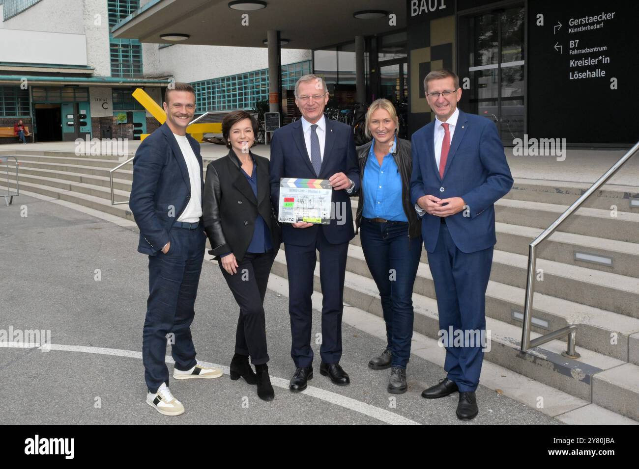 Setbesuch zur Fernsehserie SOKO Linz , des ORF/ZDF, in der alten Tabakfabrik, fotografiert am 30.09.2024. - Das Bild zeigt v.l.n.r.: Schauspieler Michael Steinocher, Schauspielerin Katharina Stemberger, Landeshauptmann des österreichischen Bundeslandes Oberösterreich, Thomas Stelzer, Schauspielerin Angelika Niedetzky und Landesrat Markus Achleitner 2024 - Setbesuch zur Fernsehserie SOKO Linz , des ORF/Zfabrider.10.30.09.09.09.2024. *** Visita alla serie televisiva SOKO Linz , di ORF ZDF, nella vecchia fabbrica di tabacco, fotografata il 30 09 2024 l'immagine mostra da sinistra a sinistra Foto Stock