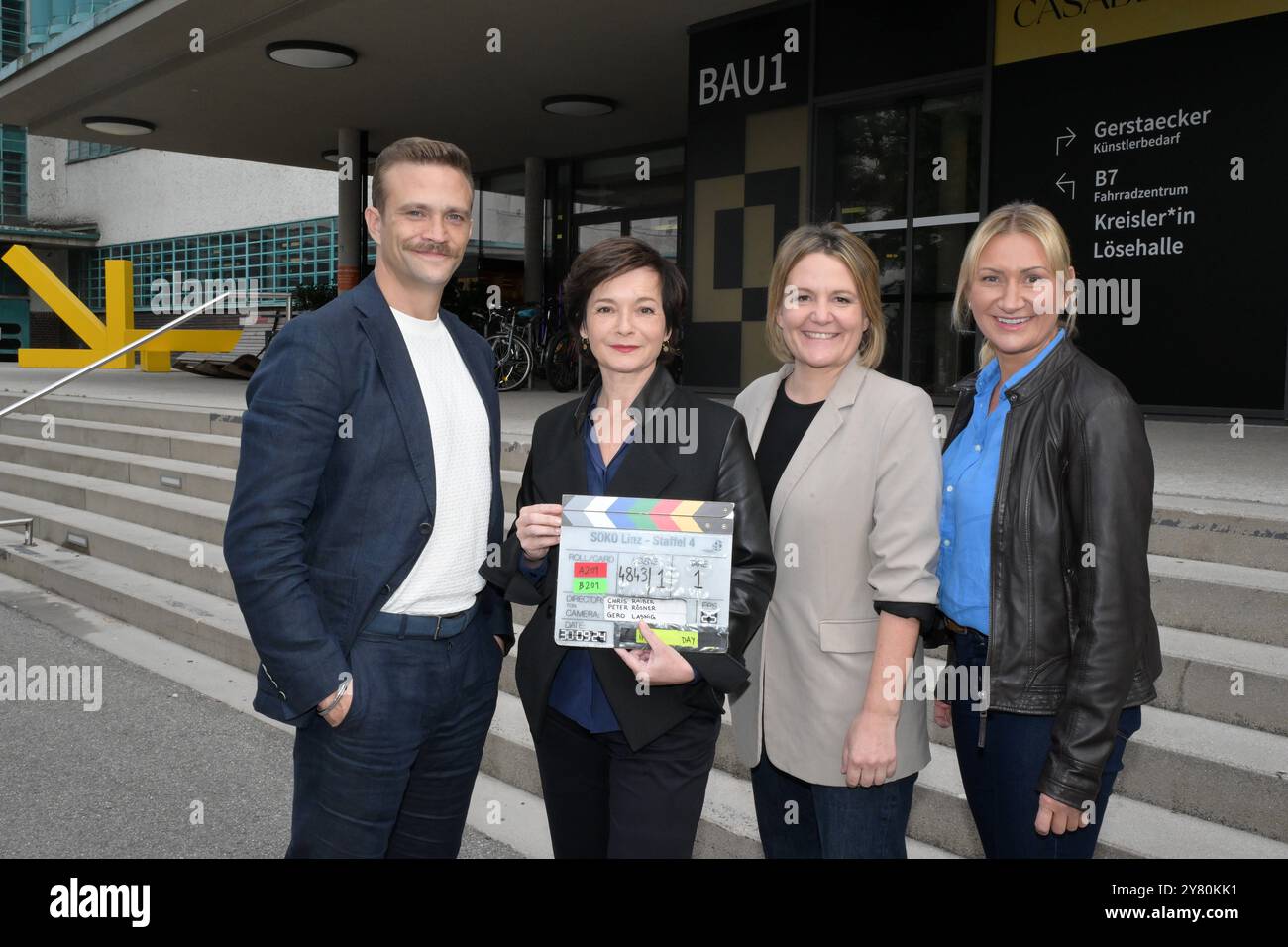 Setbesuch zur Fernsehserie SOKO Linz , des ORF/ZDF, in der alten Tabakfabrik, fotografiert am 30.09.2024. - Das Bild zeigt v.l.n.r.: Schauspieler Michael Steinocher, Schauspielerin Katharina Stemberger, ORF-Programmdirektorin Stefanie Groiss-Horowitz, Schauspielerin Angelika Niedetzky 2024 - Setbesuch zur Fernsehserie SOKO Linz , des ORF/ZDF, in der alten Tabakfabrik, 30.09.2024. *** Visita alla serie televisiva SOKO Linz , di ORF ZDF, nella vecchia fabbrica di tabacco, fotografata il 30 09 2024 la foto mostra da sinistra a destra l'attore Michael Steinocher, l'attrice Katharina Stemberger, ORF Foto Stock