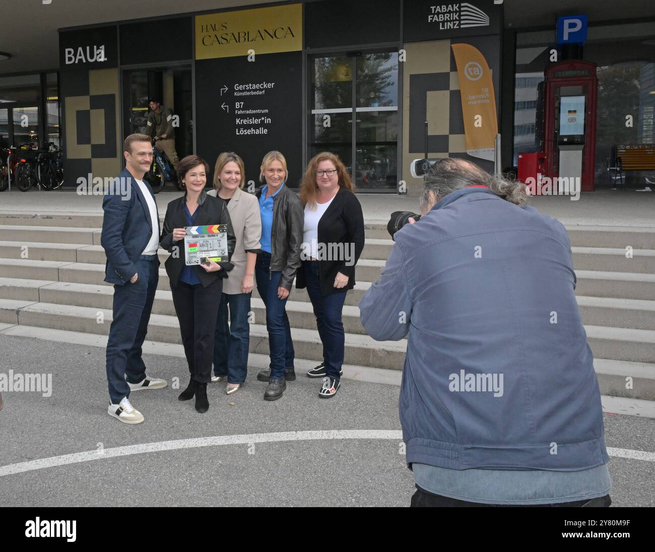 Setbesuch zur Fernsehserie SOKO Linz , des ORF/ZDF, in der alten Tabakfabrik, fotografiert am 30.09.2024. - Das Bild zeigt v.l.n.r.: Schauspieler Michael Steinocher, Schauspielerin Katharina Stemberger, ORF-Programmdirektorin Stefanie Groiss-Horowitz, Schauspielerin Angelika Niedetzky, ORF-Fernsehfilchefin Katharina Schenk vor einem Fotografen 2024 30 2024 *** Visita alla serie televisiva SOKO Linz , di ORF ZDF, nella vecchia fabbrica di tabacco, fotografata il 30 09 2024 l'immagine mostra da sinistra a destra Foto Stock