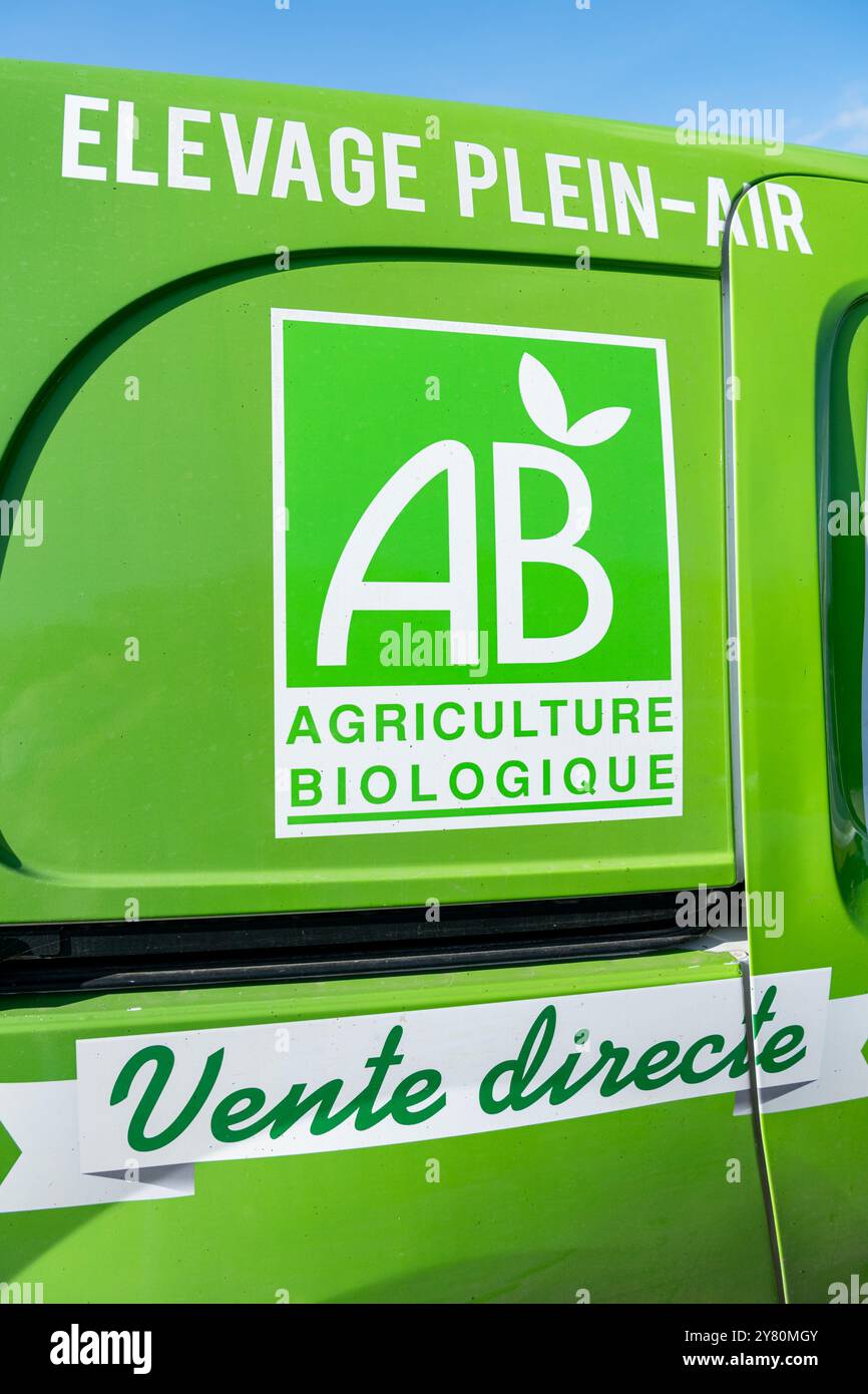 Cartello AB, etichetta dell'agricoltura biologica, su un furgone in un allevamento avicolo all'aperto, vendite dirette Foto Stock