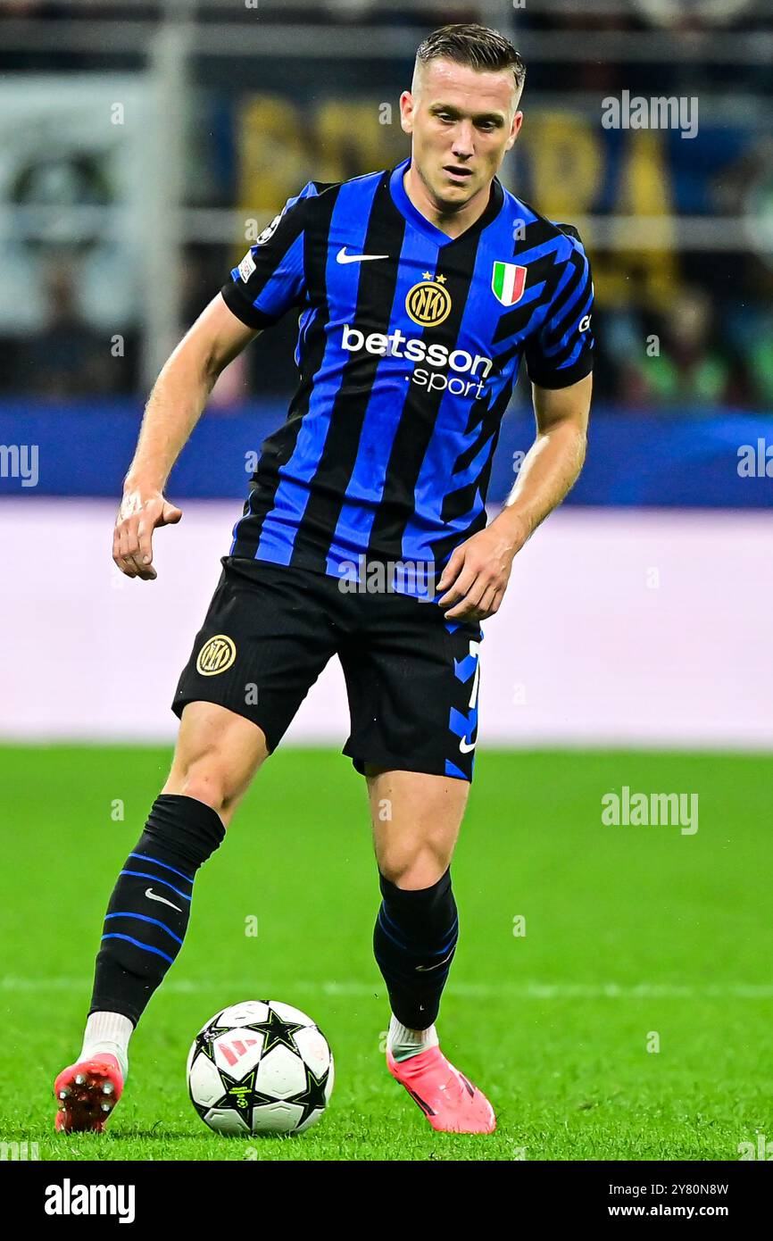 Il centrocampista polacco Piotr Zielinski controlla la palla durante la partita di UEFA Champions League Inter Milan vs Crvena Zvezda Beograd ( Stella Rossa ) allo Stadio San Siro di Milano, Italia il 1° ottobre 2024 credito: Piero Cruciatti/Alamy Live News Foto Stock