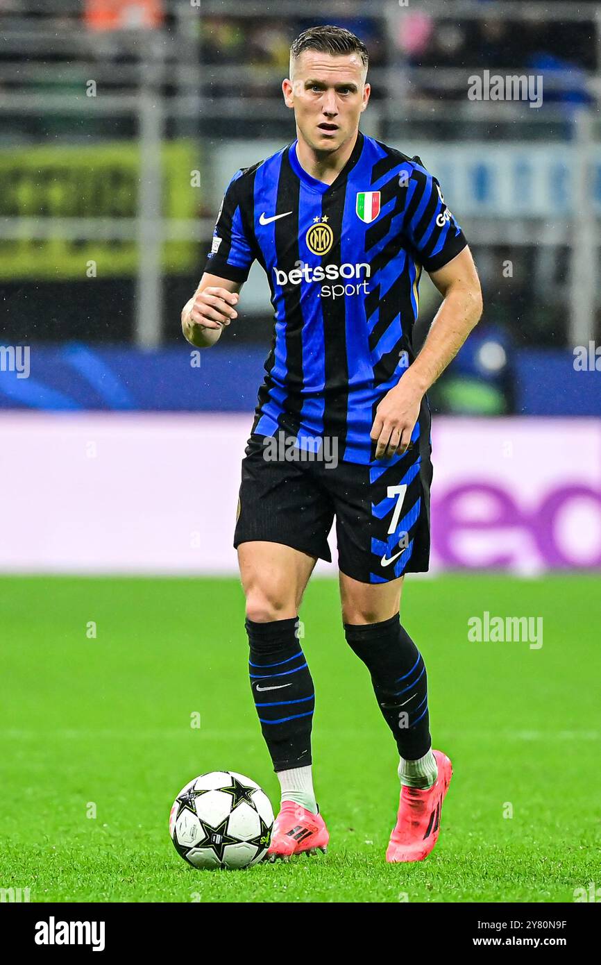 Il centrocampista polacco Piotr Zielinski controlla la palla durante la partita di UEFA Champions League Inter Milan vs Crvena Zvezda Beograd ( Stella Rossa ) allo Stadio San Siro di Milano, Italia il 1° ottobre 2024 credito: Piero Cruciatti/Alamy Live News Foto Stock