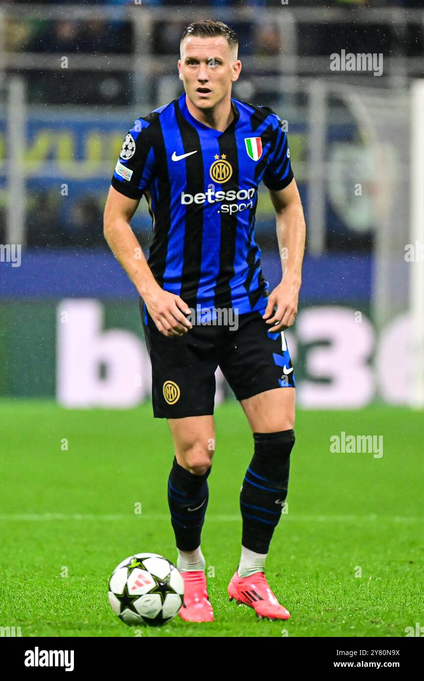 Il centrocampista polacco Piotr Zielinski controlla la palla durante la partita di UEFA Champions League Inter Milan vs Crvena Zvezda Beograd ( Stella Rossa ) allo Stadio San Siro di Milano, Italia il 1° ottobre 2024 credito: Piero Cruciatti/Alamy Live News Foto Stock