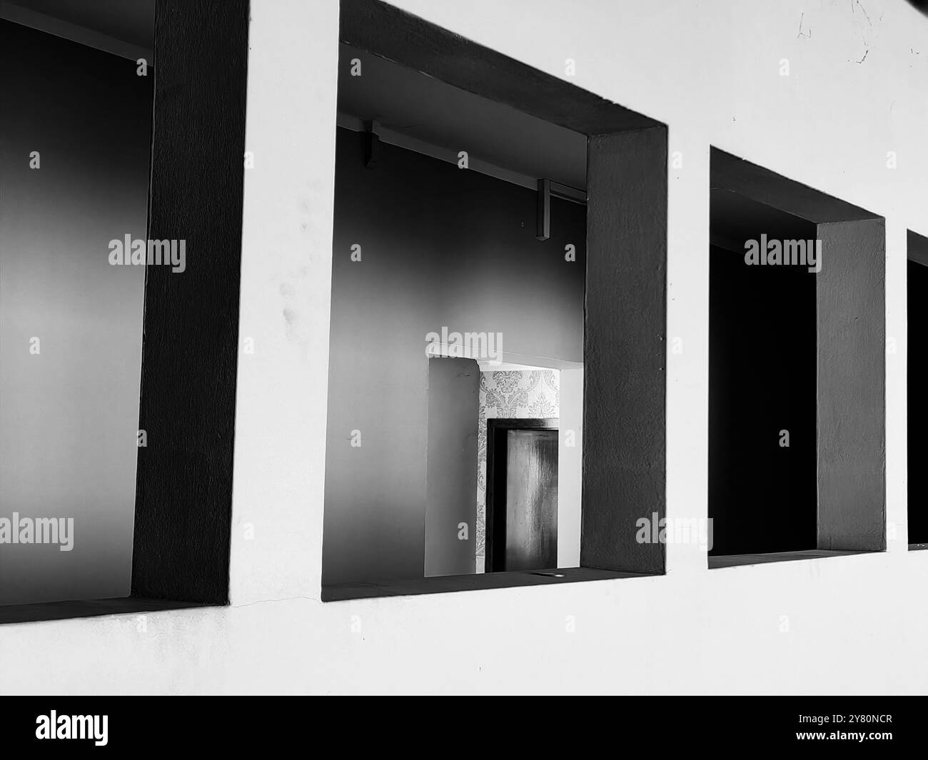 Porta incorniciata per quadrati da parete: Una composizione creativa per interni. Foto Stock