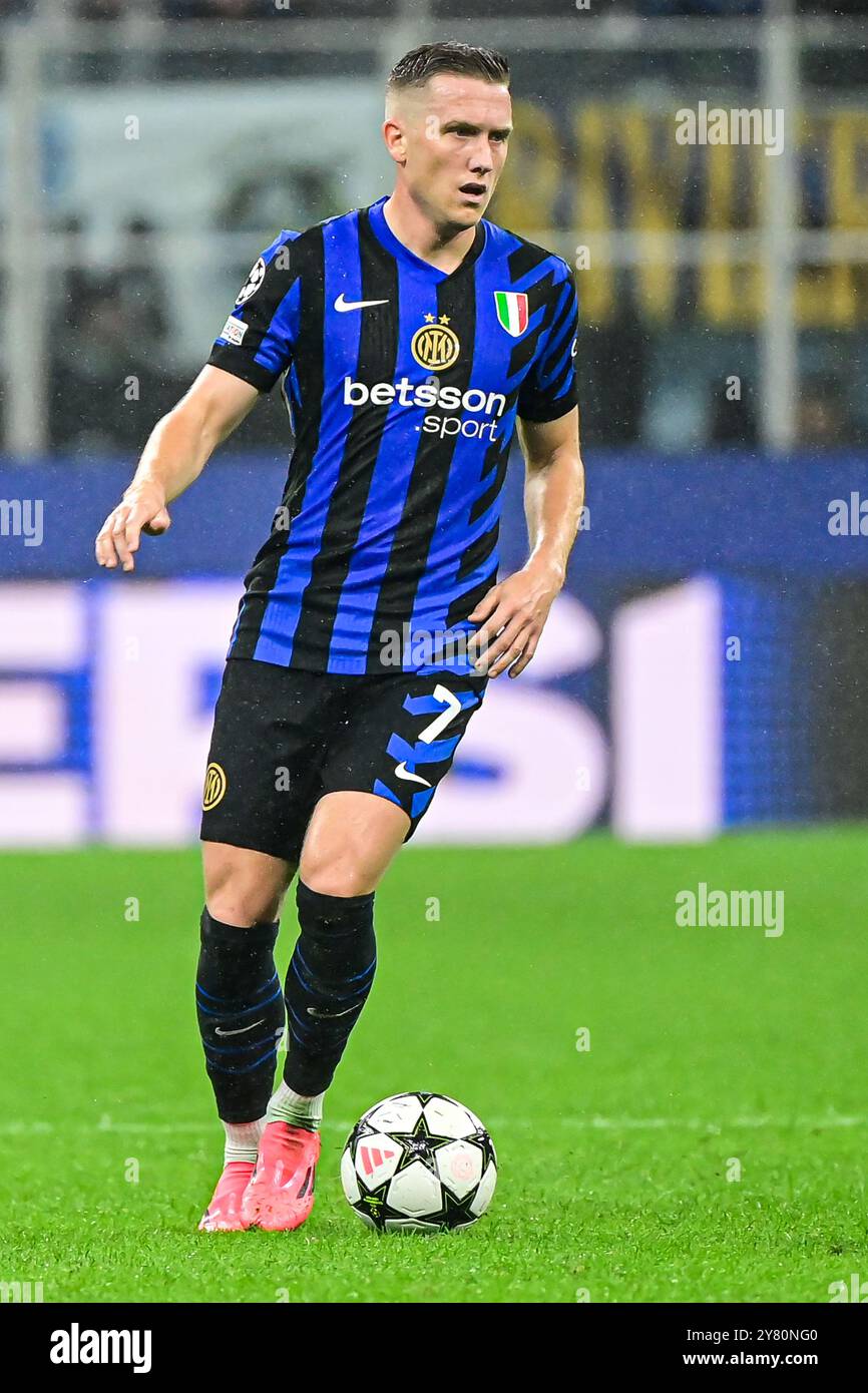 Il centrocampista polacco Piotr Zielinski controlla la palla durante la partita di UEFA Champions League Inter Milan vs Crvena Zvezda Beograd ( Stella Rossa ) allo Stadio San Siro di Milano, Italia il 1° ottobre 2024 credito: Piero Cruciatti/Alamy Live News Foto Stock