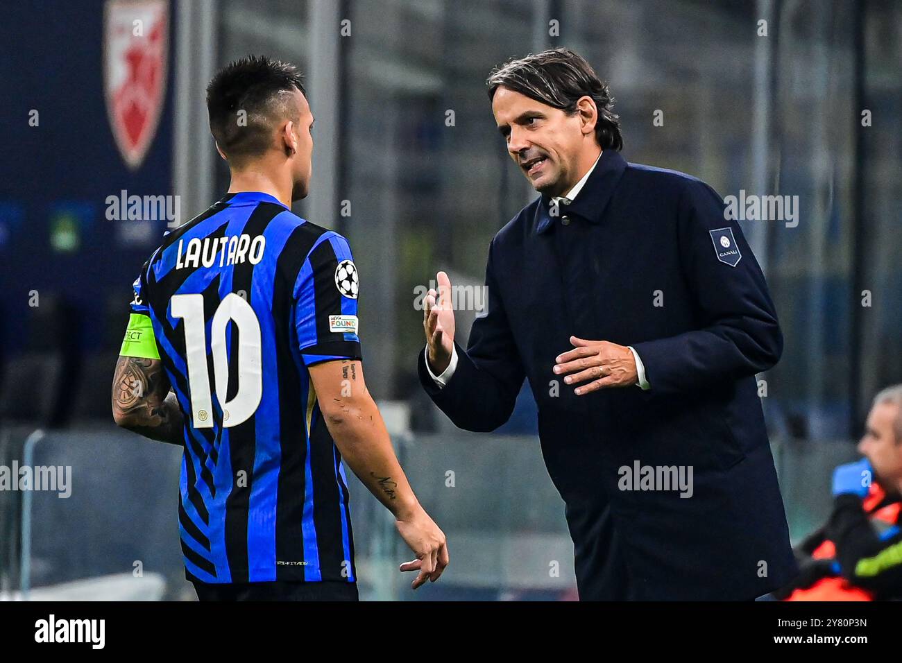 Simone Inzaghi, allenatore italiano dell'Inter Milan, parla con l'attaccante argentino n. 10 dell'Inter Milan Lautaro Martinez durante la partita di UEFA Champions League Inter Milan vs Crvena Zvezda Beograd (Stella Rossa) allo Stadio San Siro di Milano, Italia il 1° ottobre 2024 credito: Piero Cruciatti/Alamy Live News Foto Stock