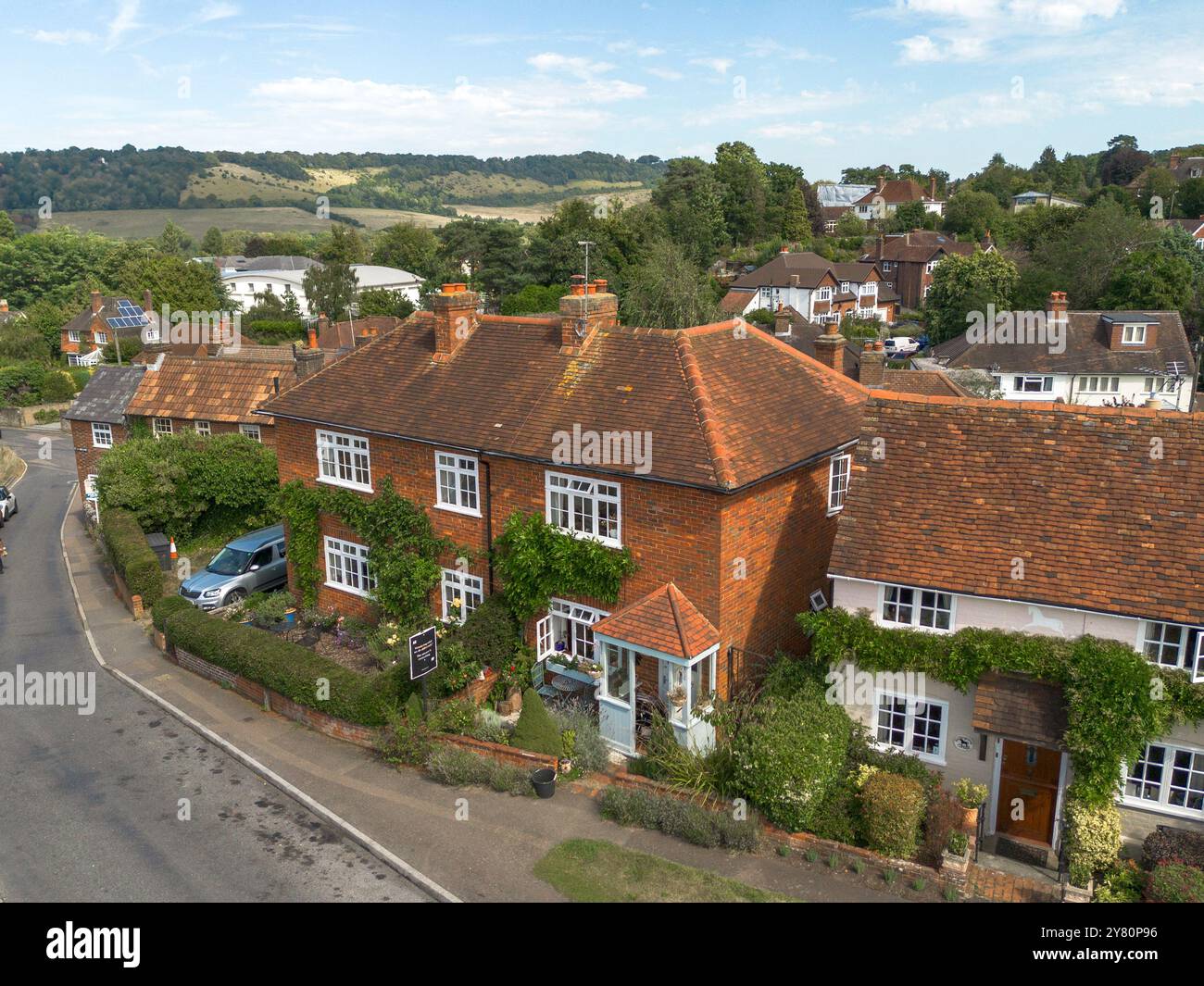 DORKING, SURREY-UK : 28 AGOSTO 2024: Foto aeree di attraenti case di campagna inglesi a Dorking, Surrey. Foto Stock