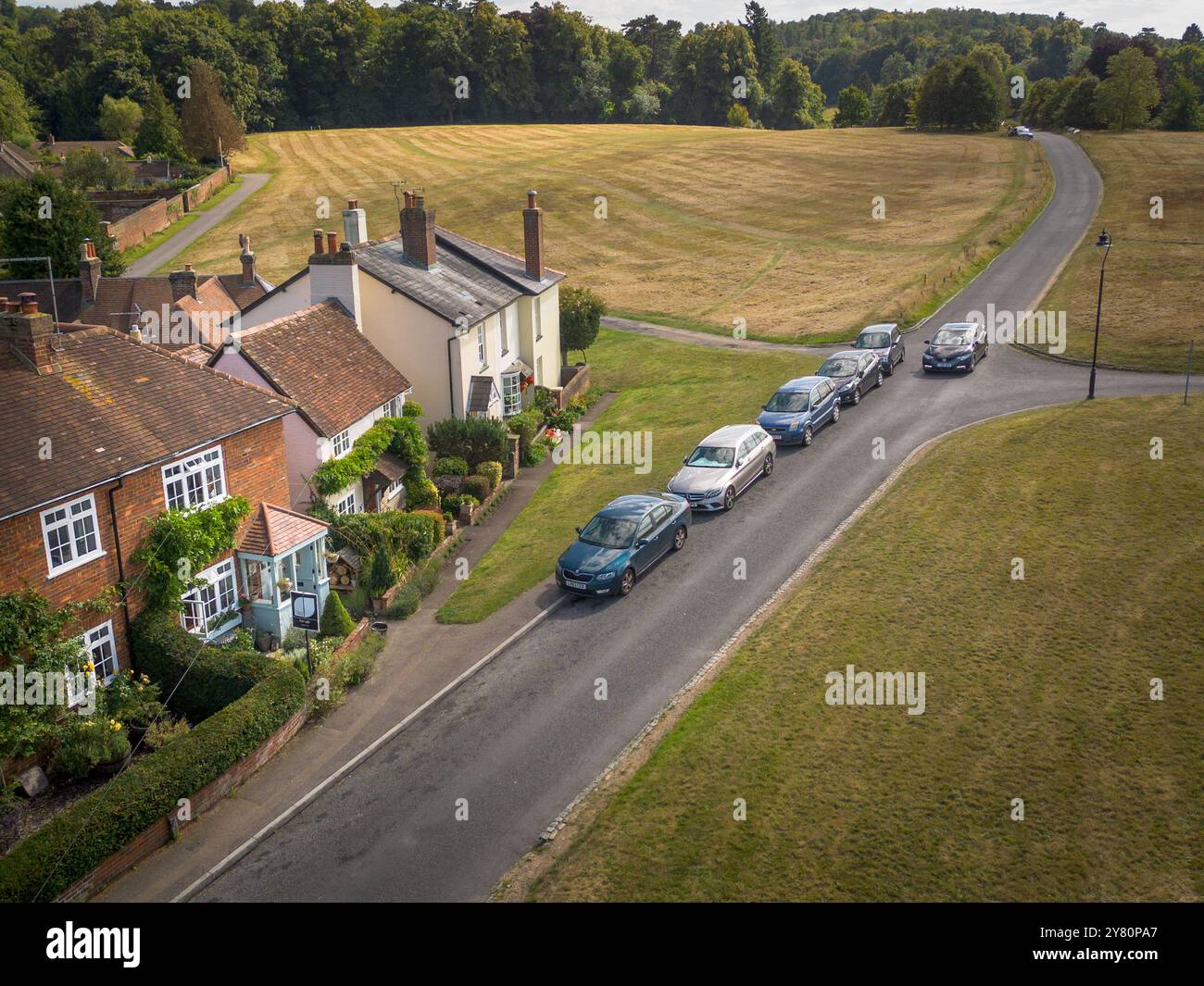 DORKING, SURREY-UK : 28 AGOSTO 2024: Foto aeree di attraenti case di campagna inglesi a Dorking, Surrey. Foto Stock
