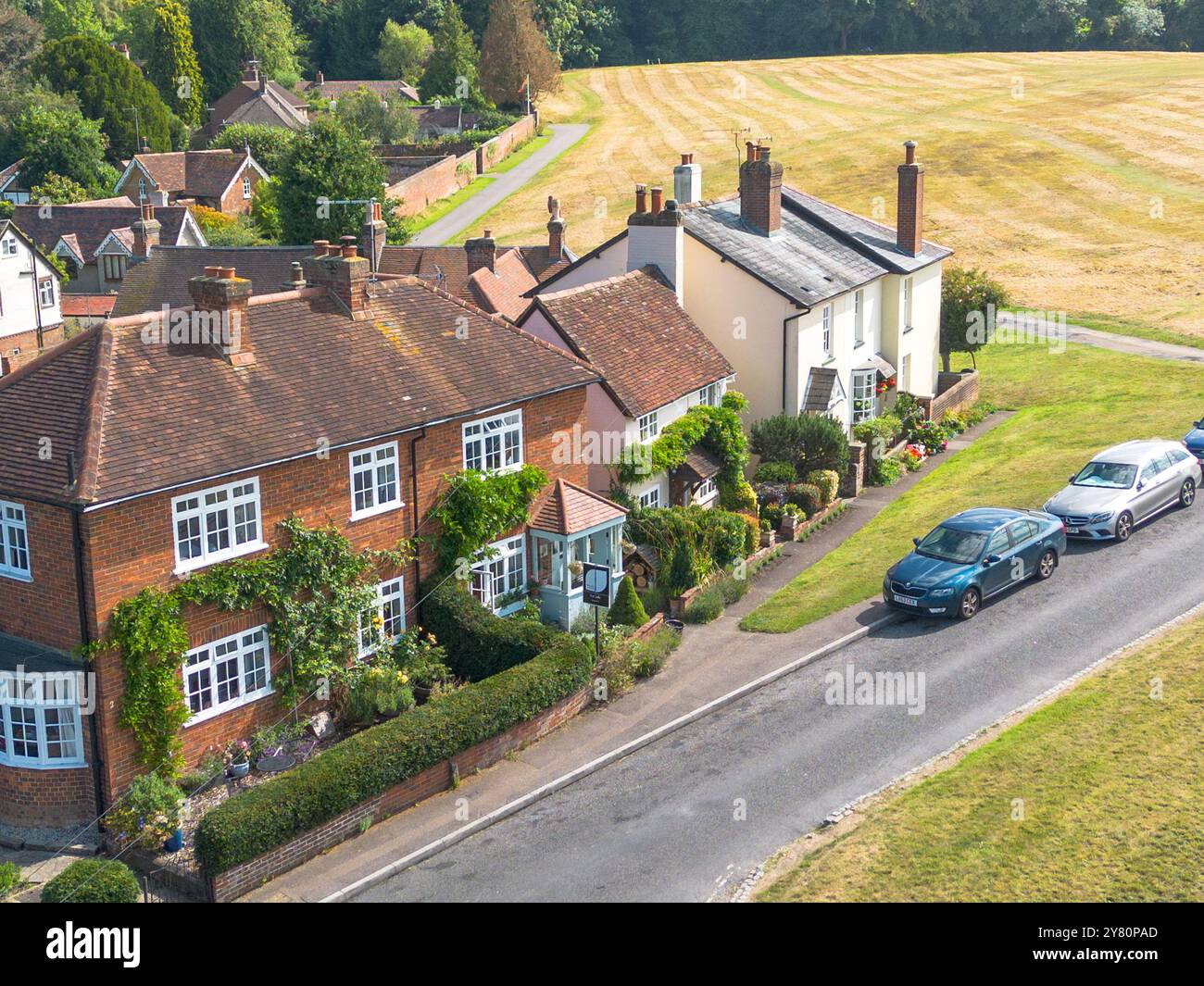 DORKING, SURREY-UK : 28 AGOSTO 2024: Foto aeree di attraenti case di campagna inglesi a Dorking, Surrey. Foto Stock