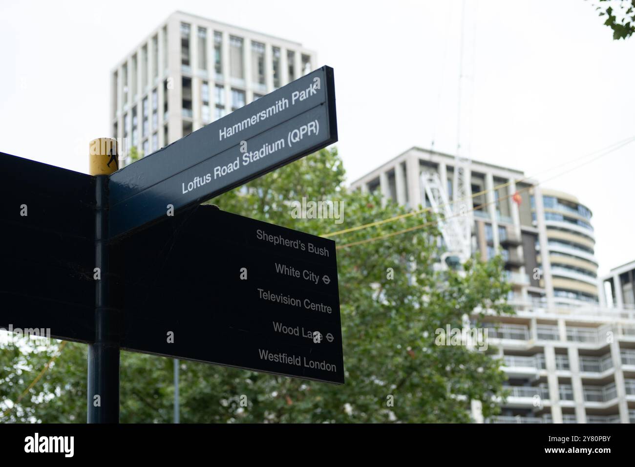 LONDRA - 15 AGOSTO 2024: Cartelli pedonali a White City per lo stadio Loftus Road e altri luoghi di interesse locali Foto Stock