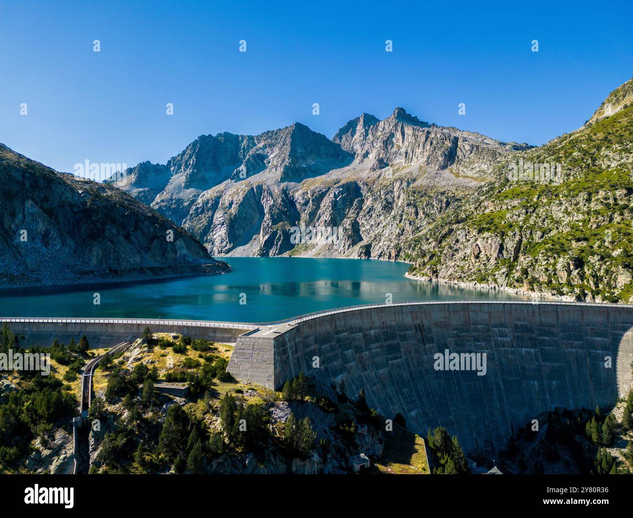 Aragnouet (Francia sud-occidentale): Veduta aerea della diga e del lago di Cap-de-Long. Diga a gravità ad arco con una profondità di 131 m e una superficie di 110 ha. Foto Stock