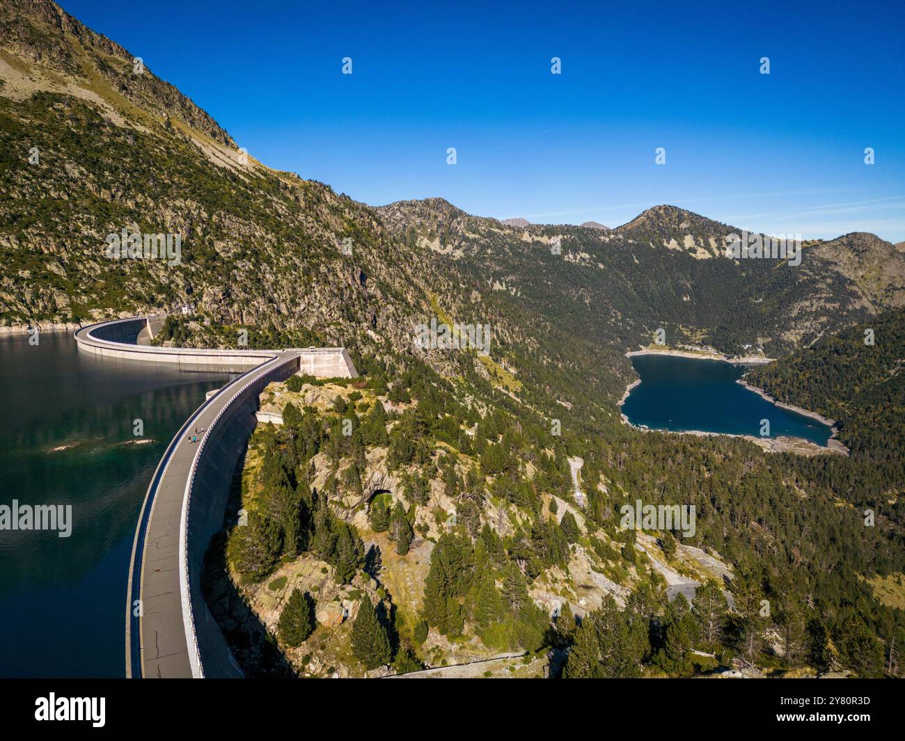 Aragnouet (Francia sud-occidentale): Veduta aerea della diga e del lago di Cap-de-Long. Diga a gravità ad arco con una profondità di 131 m e una superficie di 110 ha. Foto Stock