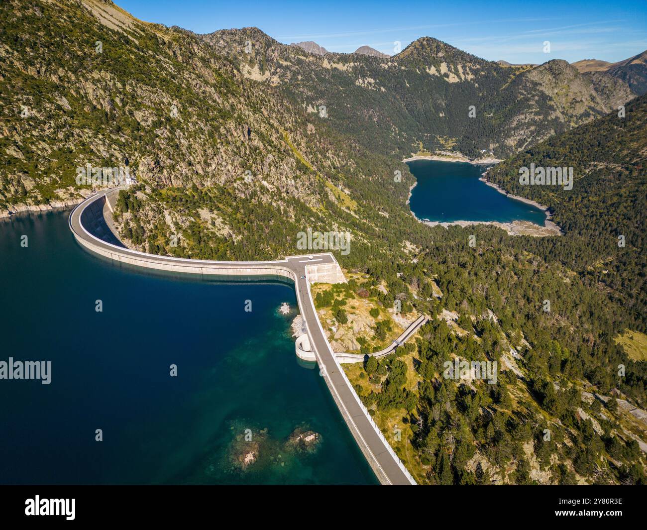 Aragnouet (Francia sud-occidentale): Veduta aerea della diga e del lago di Cap-de-Long. Diga a gravità ad arco con una profondità di 131 m e una superficie di 110 ha. Foto Stock