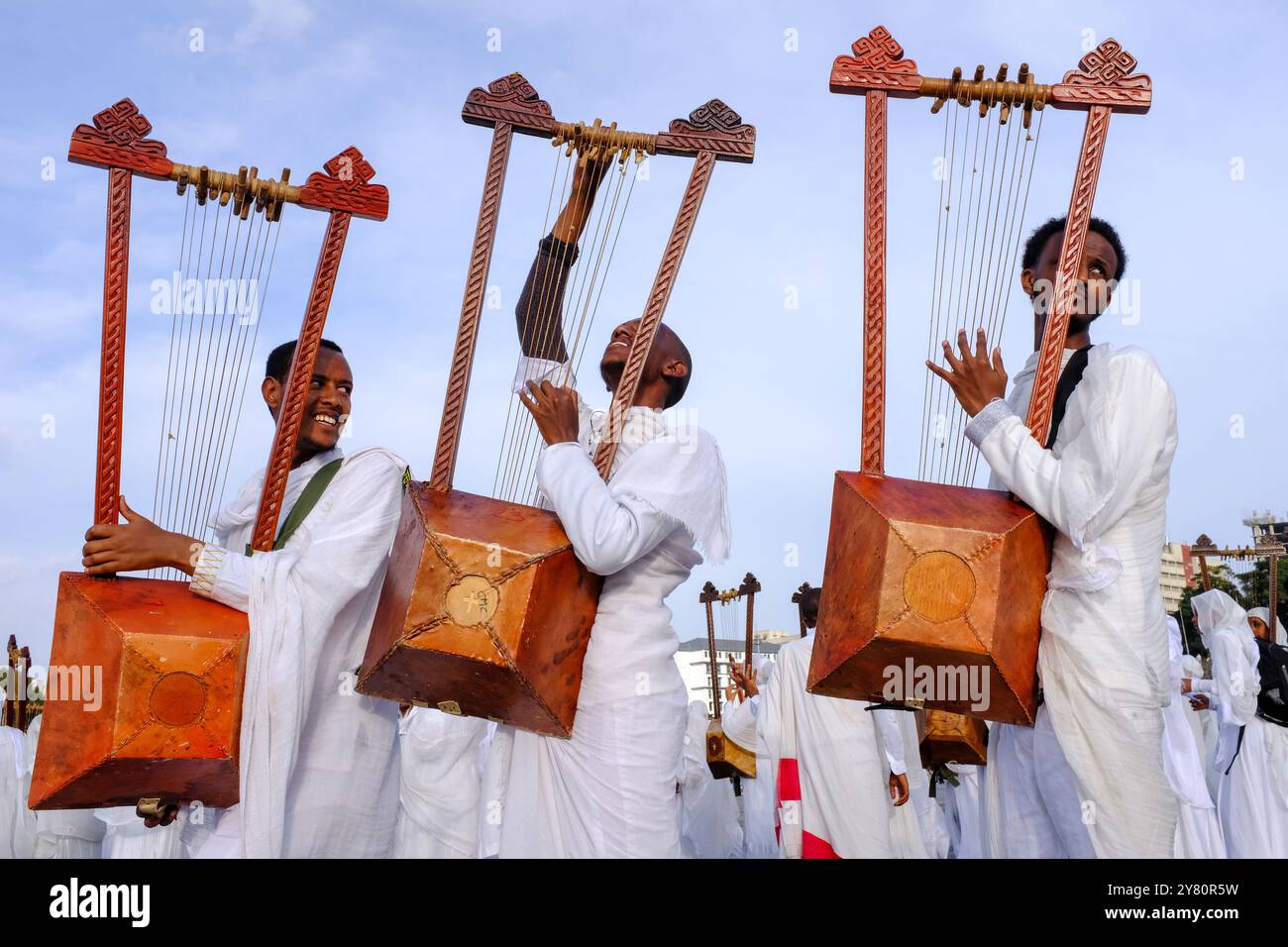 Etiopia, Addis Abeba (o Addis Abeba), 27 settembre 2023: I cristiani ortodossi etiopi celebrano Meskel, una festa della Chiesa che commemora il dis Foto Stock