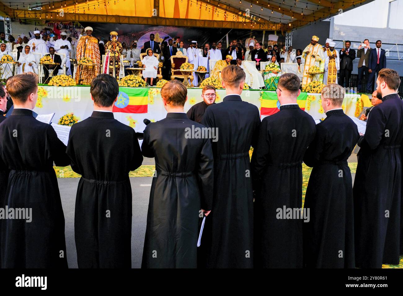 Etiopia, Addis Abeba (o Addis Abeba), 27 settembre 2023: I cristiani ortodossi etiopi celebrano Meskel, una festa della Chiesa che commemora il dis Foto Stock