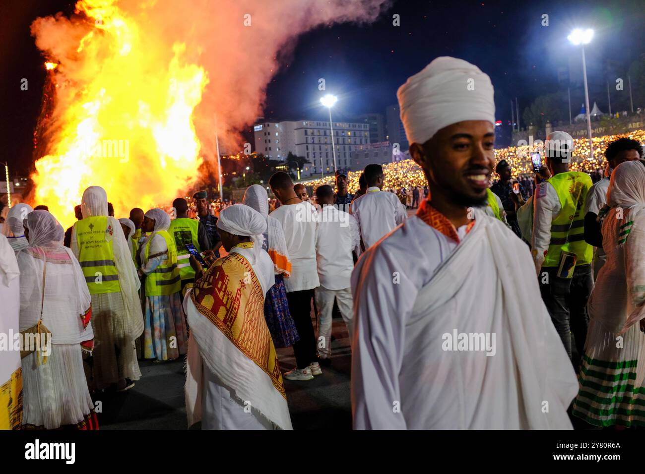 Etiopia, Addis Abeba (o Addis Abeba), 27 settembre 2023: I cristiani ortodossi etiopi celebrano Meskel, una festa della Chiesa che commemora il dis Foto Stock