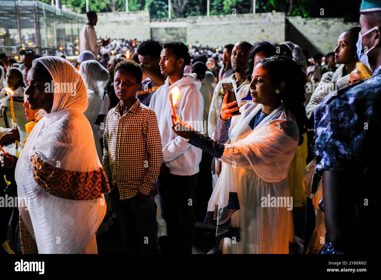 Etiopia, Addis Abeba (o Addis Abeba), 27 settembre 2023: I cristiani ortodossi etiopi celebrano Meskel, una festa della Chiesa che commemora il dis Foto Stock