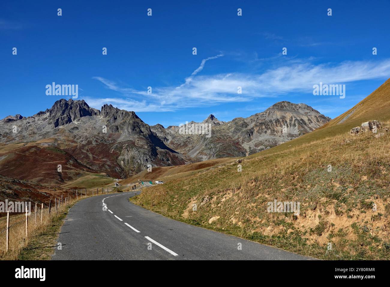Paesaggio del passo Croix de Fer nelle Alpi francesi: Salita dal passo Glandon Foto Stock