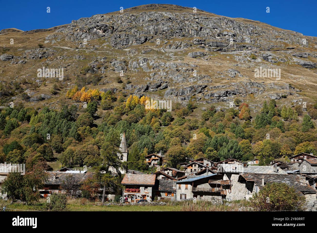 Bonneval-sur-Arc, Maurienne Valley, Vanoise National Park (Francia centro-orientale): Vista del villaggio in autunno, il villaggio ha ottenuto l'etichetta "Plus bea" Foto Stock