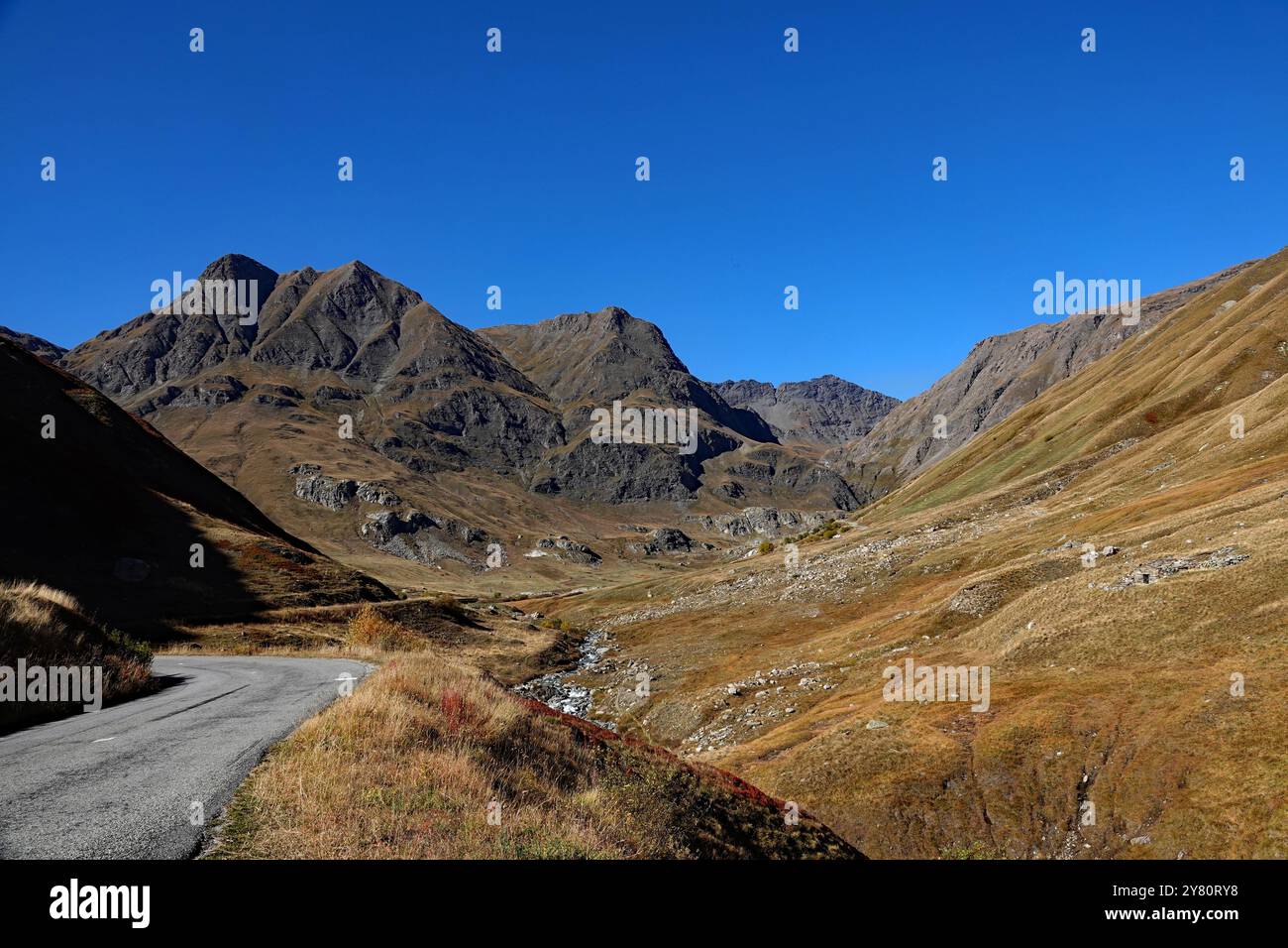 Alpi francesi, Parco Nazionale della Vanoise: Paesaggio lungo la strada di montagna che conduce al passo Galibier Foto Stock