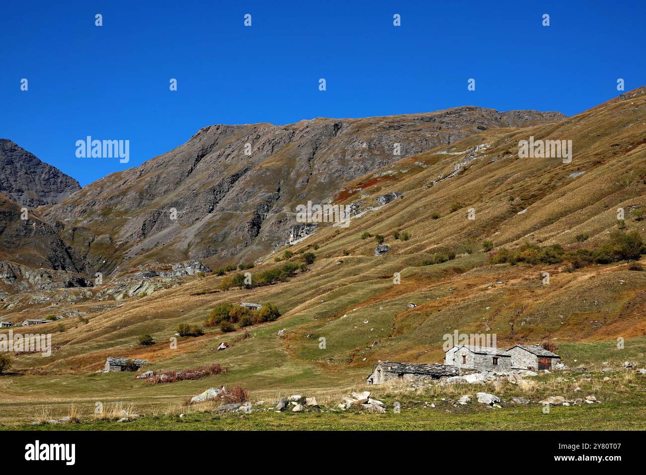 Alpi francesi, Parco Nazionale della Vanoise: Paesaggio lungo la strada di montagna che conduce al passo Galibier. case costruite in pietra Foto Stock