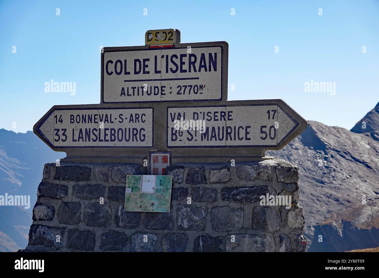 Passo d'Iseran (Alpi francesi): Targhe e cartelli stradali in cima al passo d'Iseran, 2770 m. Foto Stock