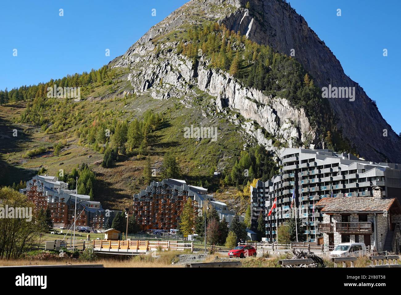 Val-d'iIsère (Alpi francesi): Edifici nel villaggio di montagna Foto Stock