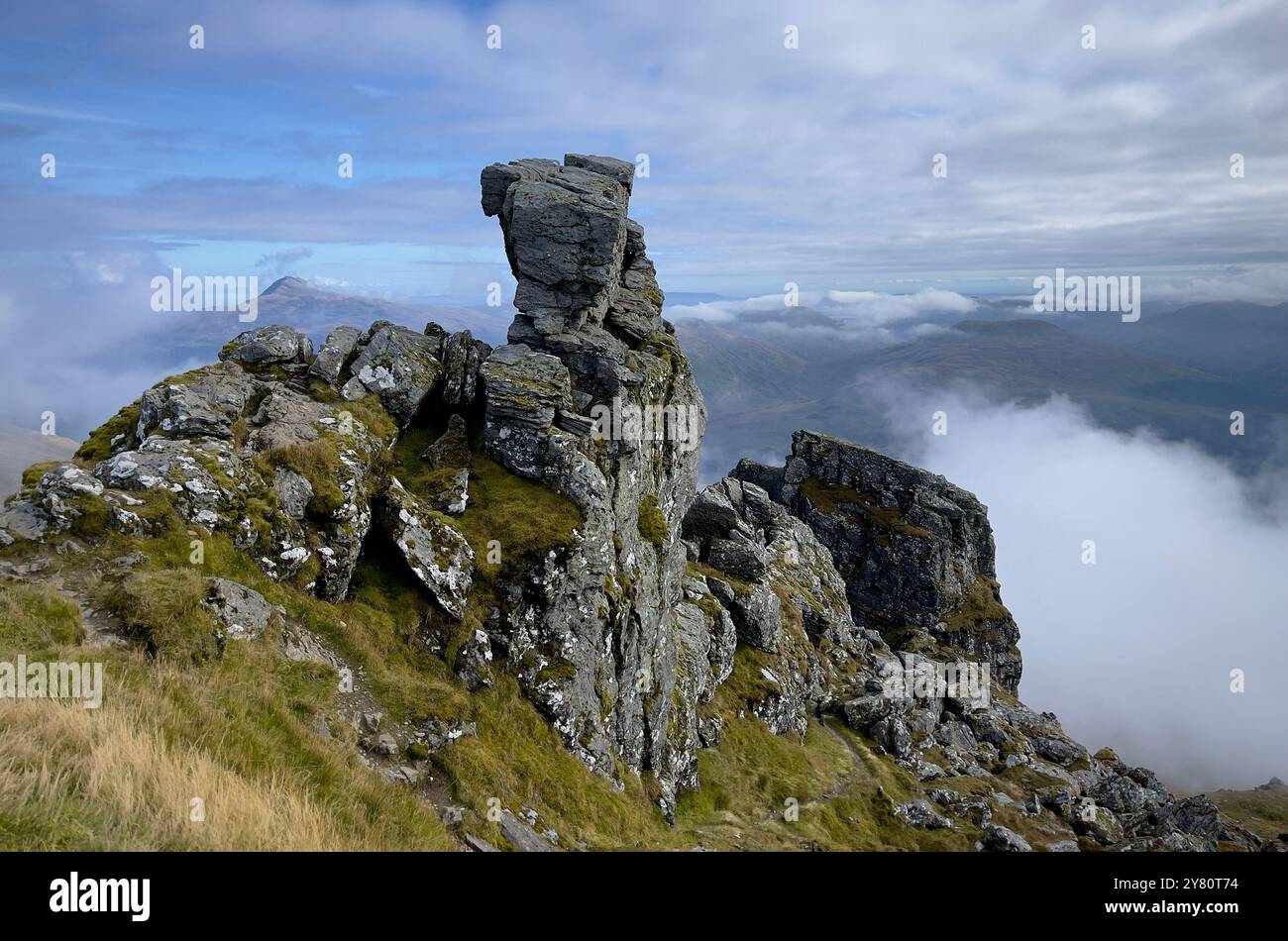 Centre Peak e Summit of Ben Arthur, noto anche come Cobbler a Corbett - piccola montagna sopra Arrochar nelle Highlands scozzesi - Immagine stock catturata con smartphone