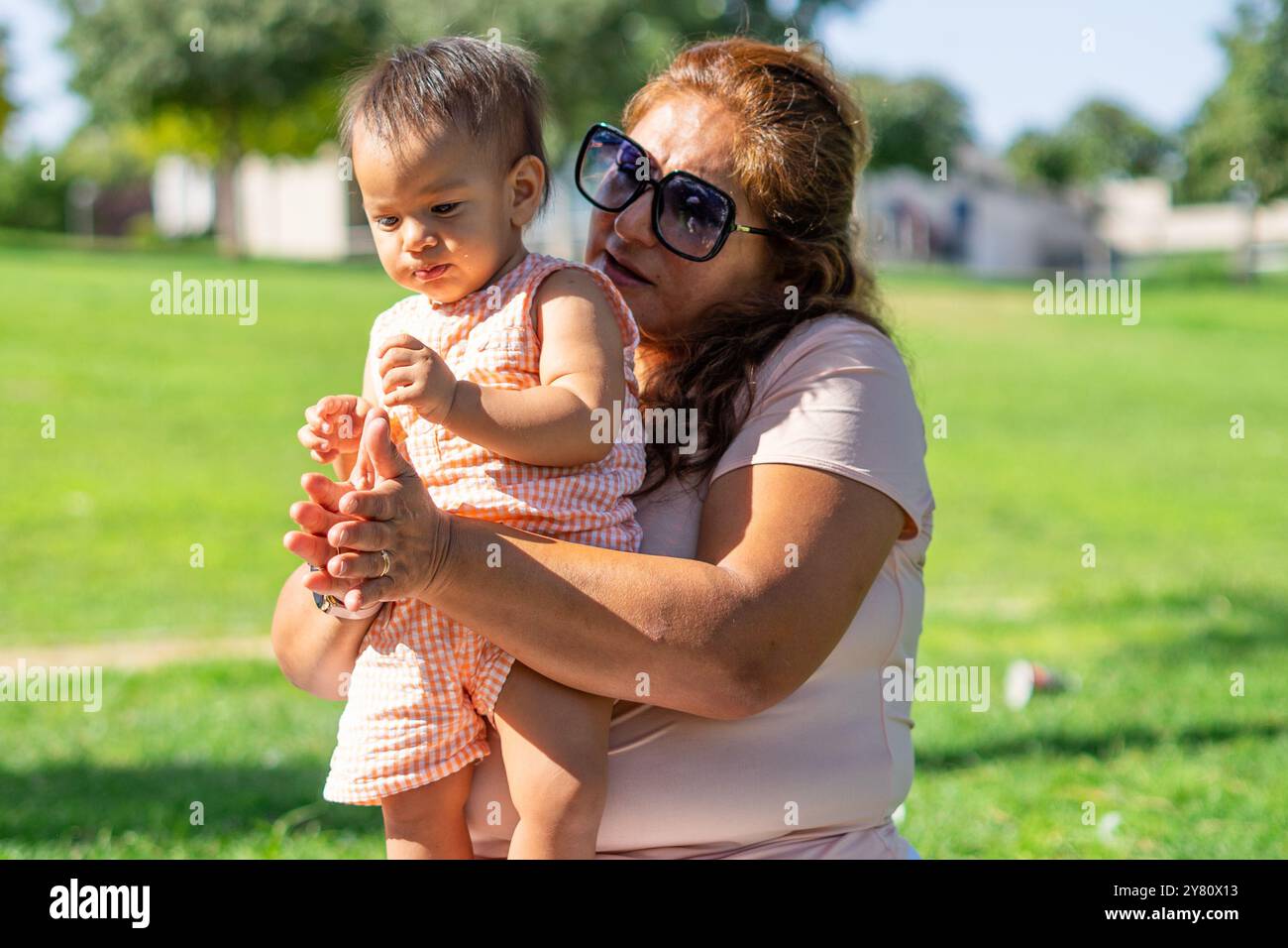 Nonna latina e nipotina che fanno un picnic in un parco Foto Stock