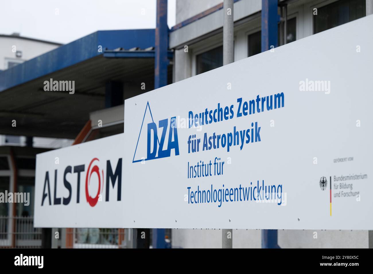 2 ottobre 2024, Sassonia, Görlitz: Un segno del Centro tedesco di Astrofisica (DZA) di fronte a un edificio di laboratorio. Il DZA riceverà due tavoli speciali da 500 kg in acciaio magnetico per futuri esperimenti di fisica delle onde gravitazionali e per lo sviluppo di tecnologie per rivelatori per nuovi telescopi. Foto: Sebastian Kahnert/dpa Foto Stock