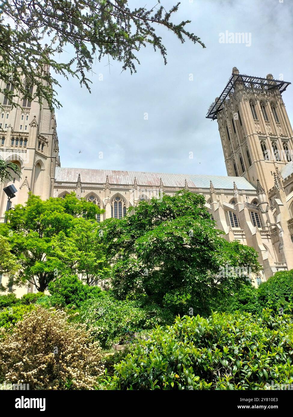 Architettura Marvel e vegetazione lussureggiante che circondano la Cattedrale Nazionale di Washington Foto Stock