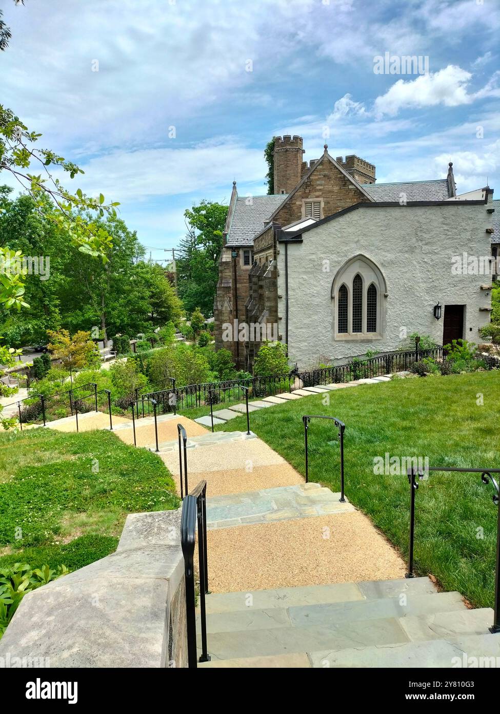 Architettura Marvel e vegetazione lussureggiante che circondano la Cattedrale Nazionale di Washington Foto Stock