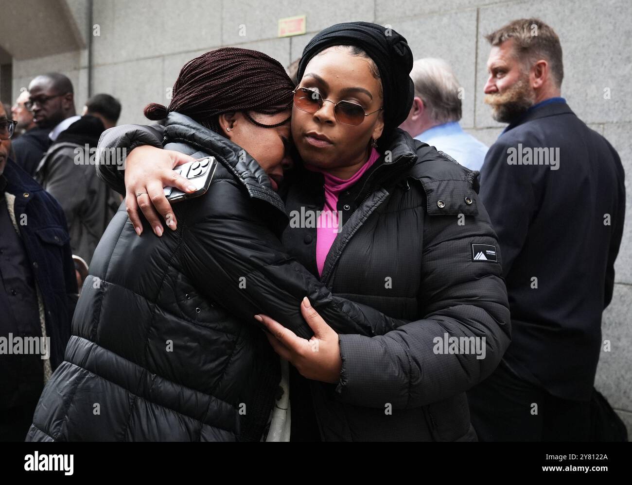 Helen Lumuanganu (a sinistra), la madre di Chris Kaba, che arriva all'Old Bailey, nel centro di Londra, dove l'ufficiale d'arma da fuoco della Metropolitan Police Martyn Blake è accusato dell'omicidio di Chris nel sud di Londra il 6 settembre 2022. Il signor Kaba è morto dopo essere stato colpito una volta alla testa attraverso il parabrezza di un'auto Audi a Kirstall Gardens, Streatham. Data foto: Mercoledì 2 ottobre 2024. Foto Stock