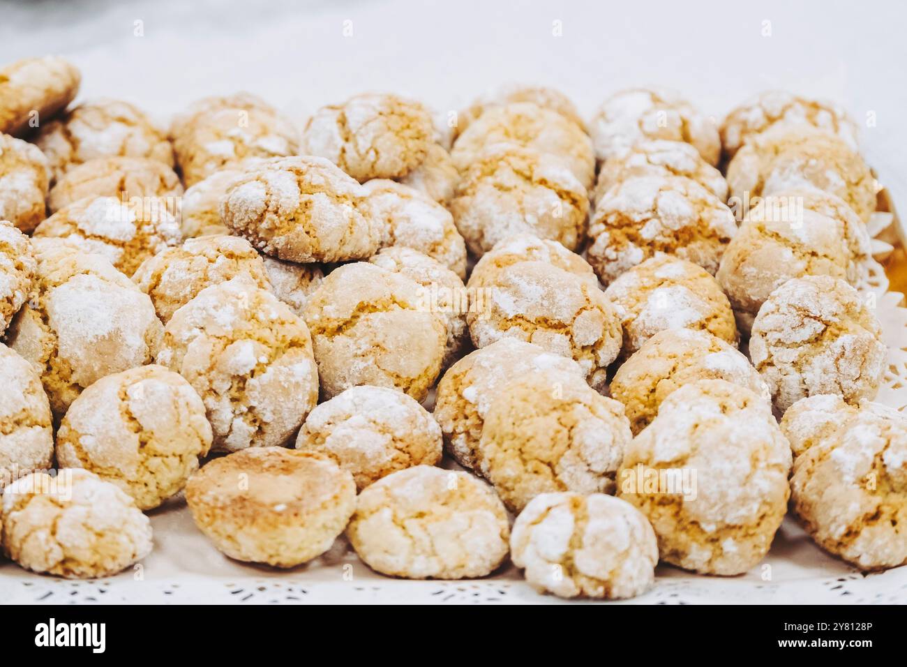 Piccoli biscotti di pasta frolla con zucchero a velo in una pasticceria artigianale Foto Stock