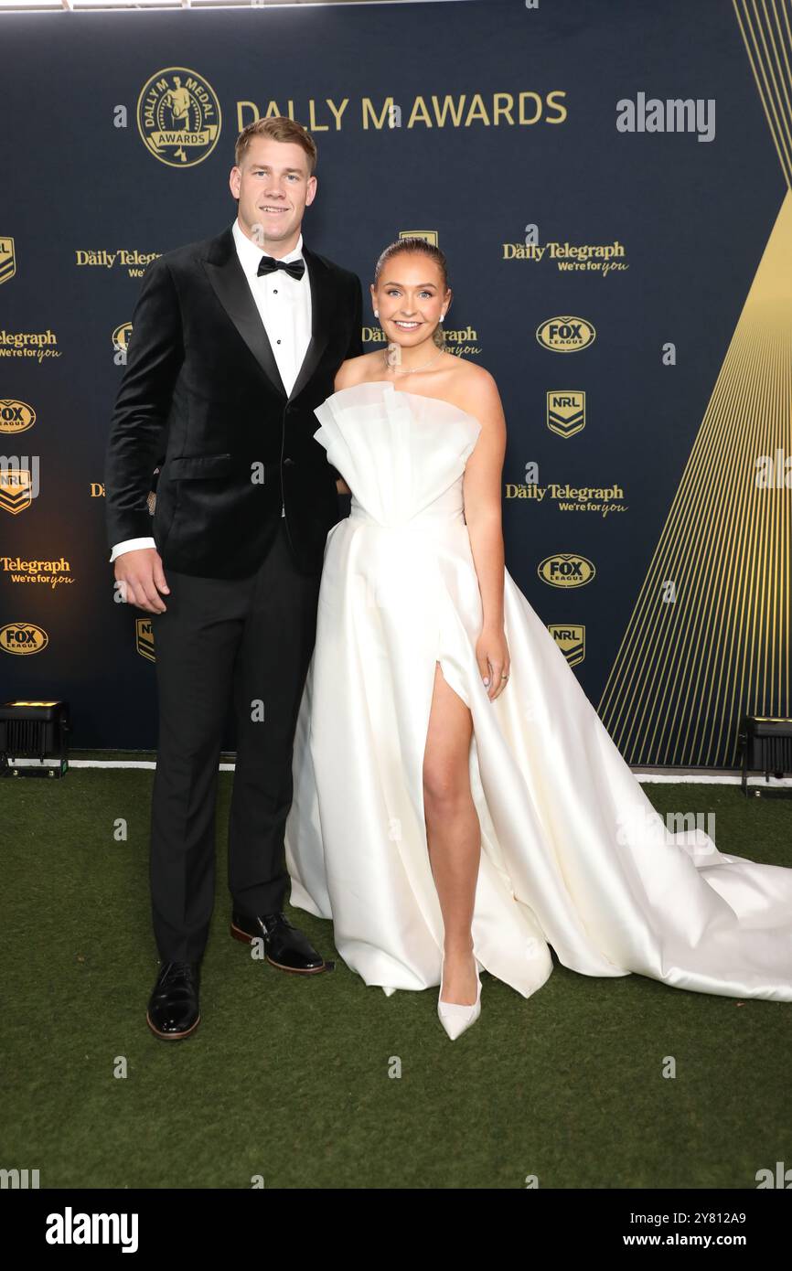 Sydney, Australia. 2 ottobre 2024. L'halfback dei Bulldogs Matt Burton e la partner Zoe Warwick, indossano un elegante abito bianco con una bella spaccatura frontale e un frontale senza spalline sul tappeto rosso agli NRL Dally M Awards 2024, che si sono svolti presso il Winx Stand, Royal Randwick Racecourse. Crediti: Richard Milnes/Alamy Live News Foto Stock